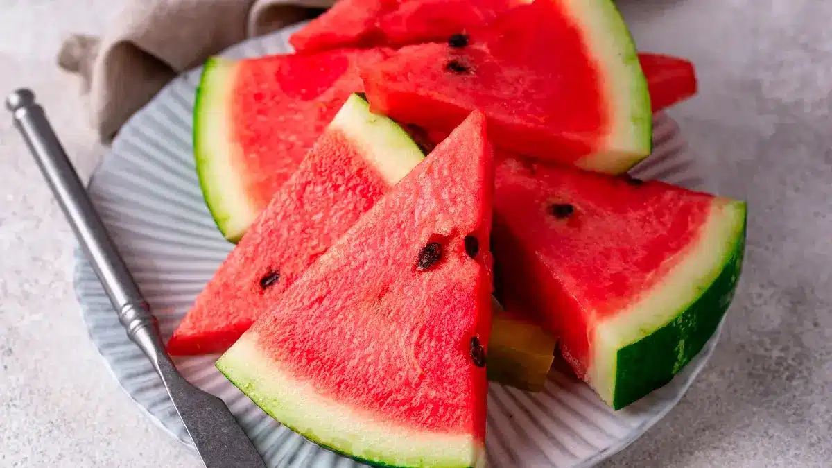 Fresca y jugosa sandía cortada de cerca