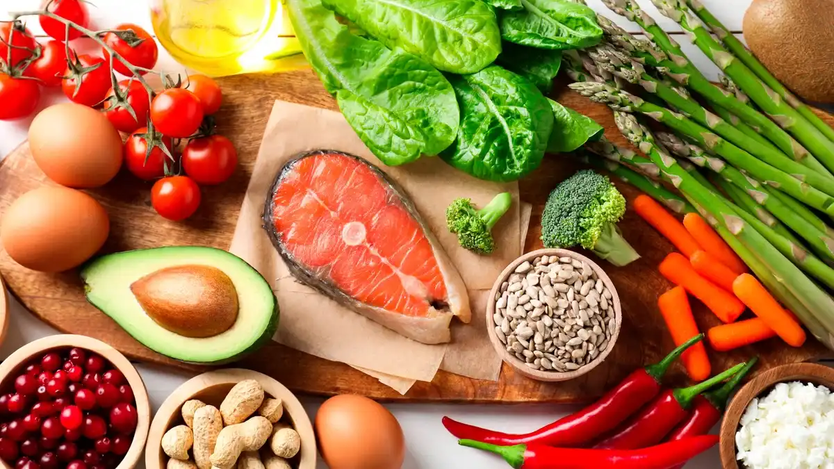 Molts aliments saludables diferents a la taula blanca, el llit pla