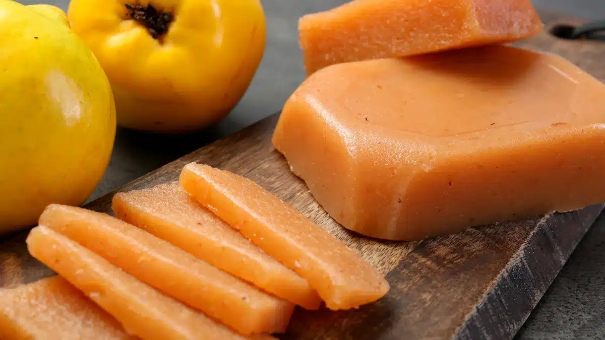 el codony fresc groc és una fruita rica en pectina amb propietats astringents beneficioses per al trànsit intestinal ràpid, la diarrea i la gastritis