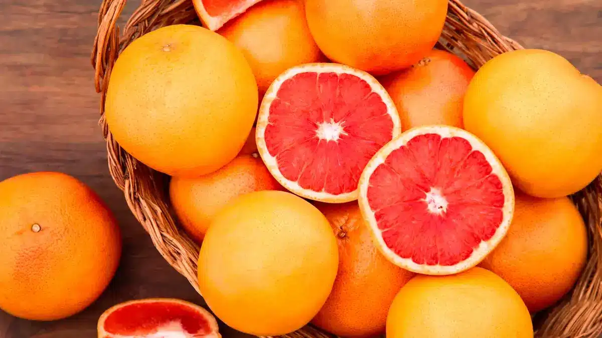 cistella de vímets amb aranges amb vitamina c