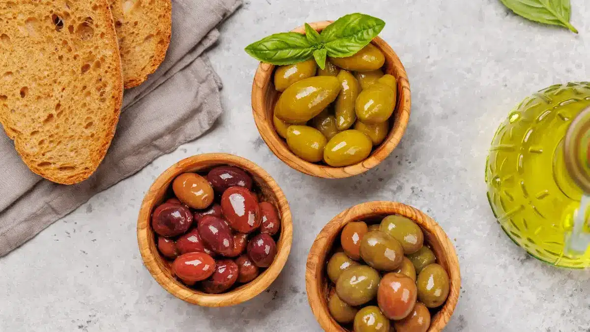 Tapas de olivas verdes y de distintos tipos