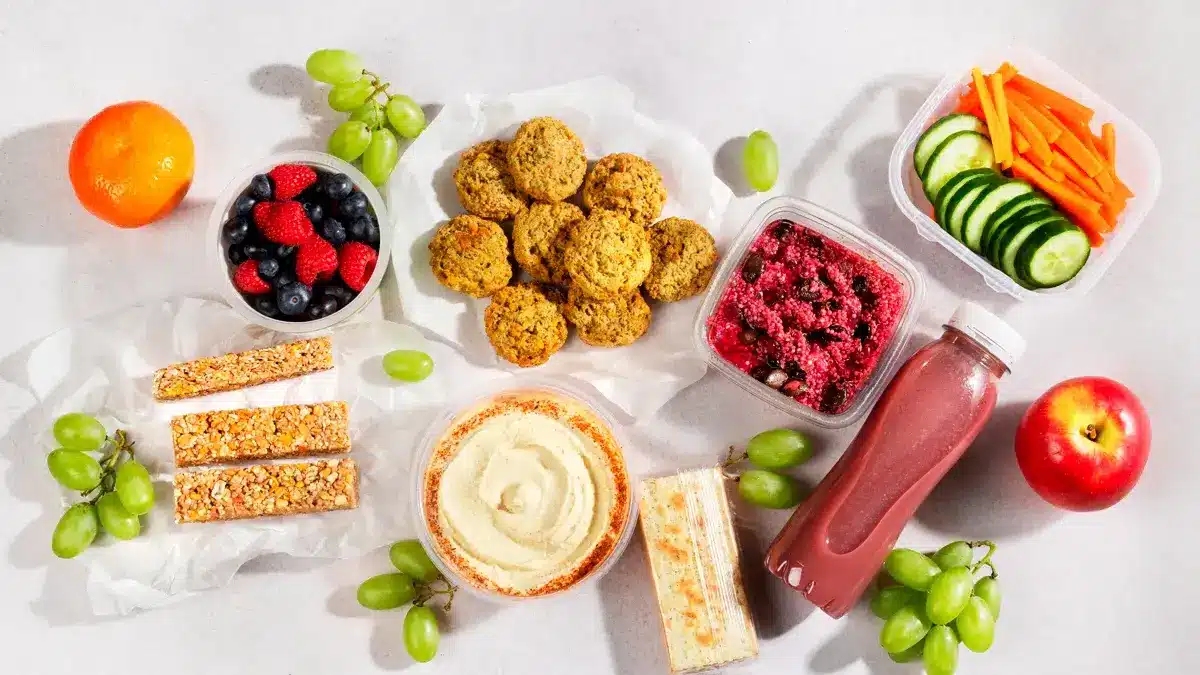 selección de snacks saludables: fruta, frutos secos y yogur