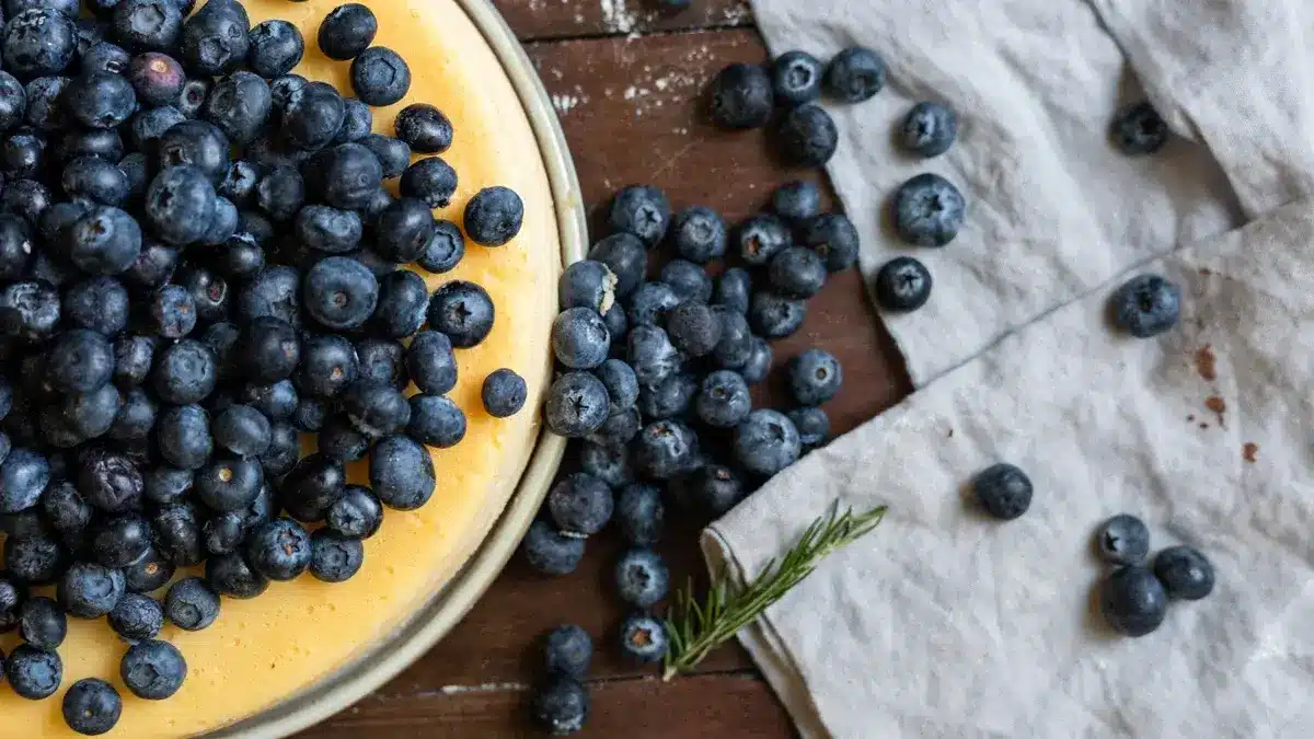 Pastís de formatge saludable amb nabius frescos com topping. Ideal per a una dieta rica en antioxidants