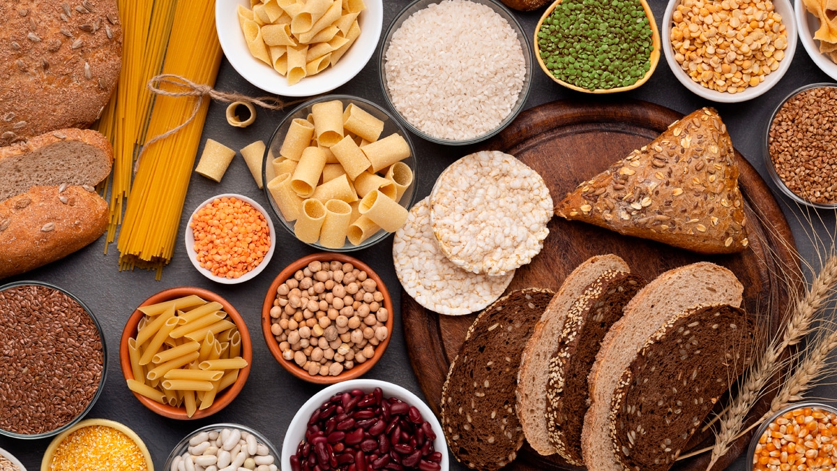 Selección de hidratos de cabono en forma de pasta, cereales y otros alimentos