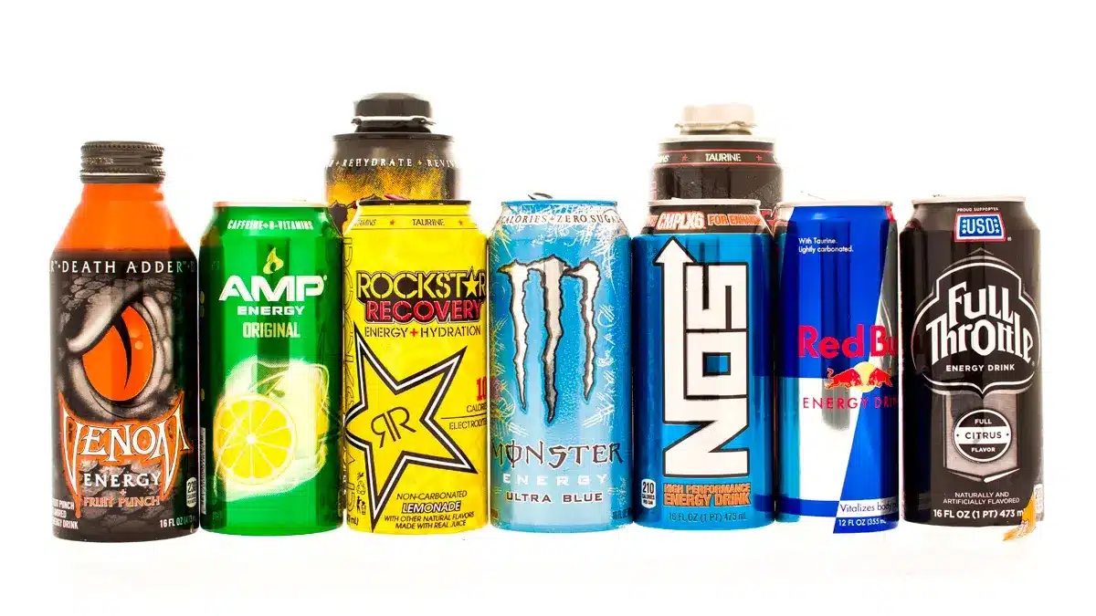 Algunas de las principales bebidas energéticas del mercado de consumo: Red Bull, Monster, Amp, Rockstar, Full Throttle, NOS y Venom.